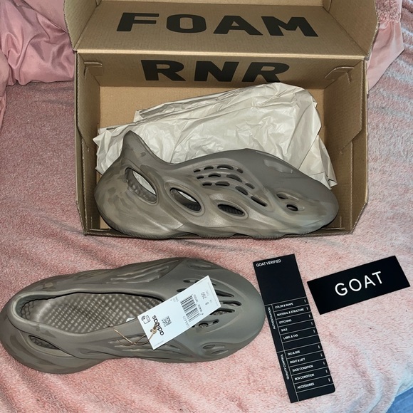 Yezzy foam runners stone sage sz 8 reason for selling I got the wrong size - Picture 2 of 2